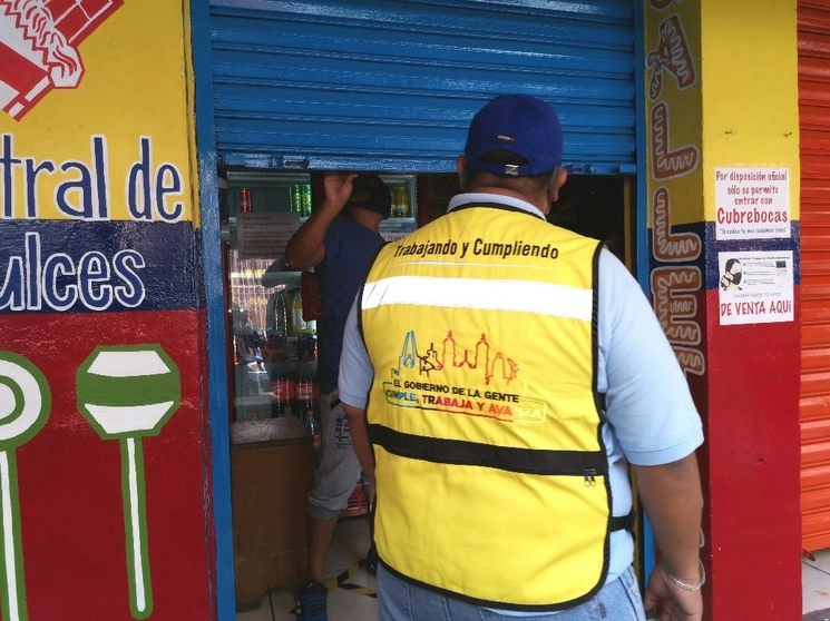 En la ciudad Chilpancingo, elementos e la Guardia Nacional, policías estatal y municipal y personal del ayuntamiento realizaron un operativo para invitar a los comerciantes a cerrar sus establecimientos ante el incremento de casos de Covid-19. Foto Sergio Ocampo