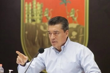 El gobernador de Chiapas, Rutilio Escandón, indicó este jueves que se llevan a cabo las estrategias de las Mesas de Seguridad para la atención del Covid-19 en el estado. Foto tomada de Twitter @RutilioEscandon