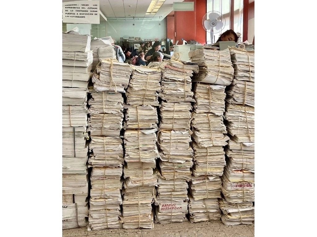 Se siguen acumulando los expedientes en los juzgados de todo el país. La imagen, en las oficinas de lo familiar en la CDMX. Foto Luis Castillo / archivo 