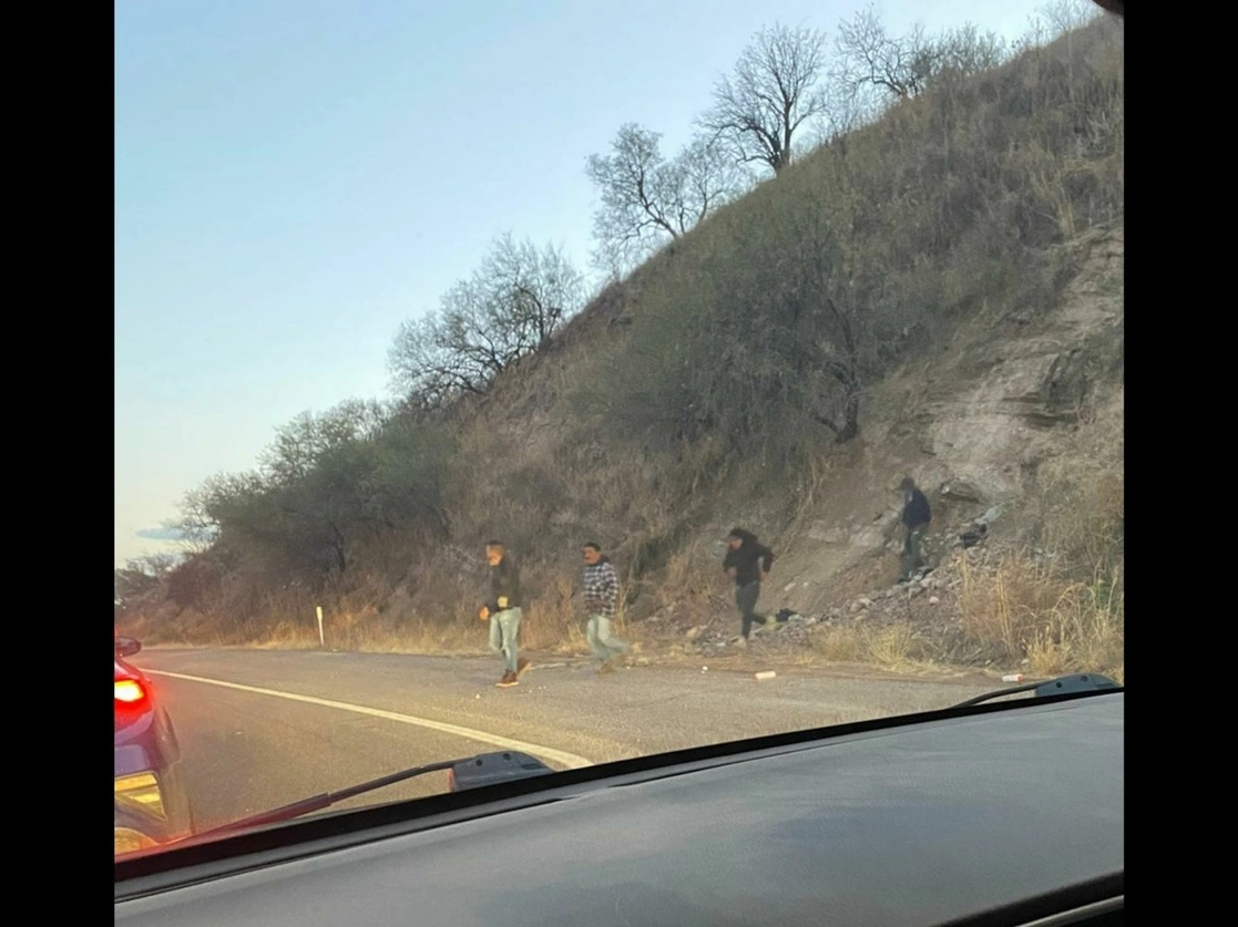 Una aparatosa persecución de un auto que pretendía burlar la seguridad de los agentes de la CBP, provocó el cierre de la garita internacional Mariposa, impidiendo el paso de viajeros en automóvil y facilitando el cruce de migrantes. Foto ‘La Jornada’