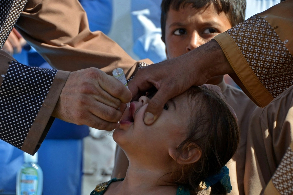 Aunque desde hace 32 años la poliomielitis está eliminada en México, se mantiene la vigilancia epidemiológica estrecha y la aplicación de la vacuna hexavalente a niños. Foto Afp / Archivo