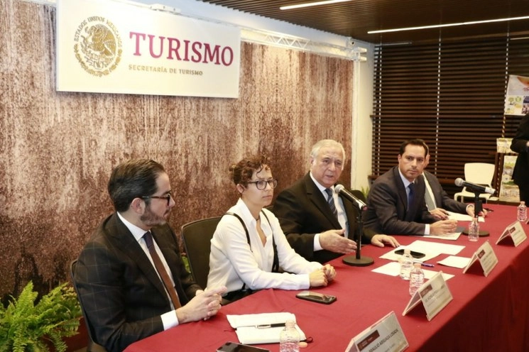 El secretario de Turismo, Miguel Torruco, y el gobernador de Yucatán, Mauricio Vila, anunciaron que el tianguis que iba a realizarse del 22 al 25 de marzo en Mérida será pospuesto para septiembre próximo. Imagen tomada de @TorrucoTurismo