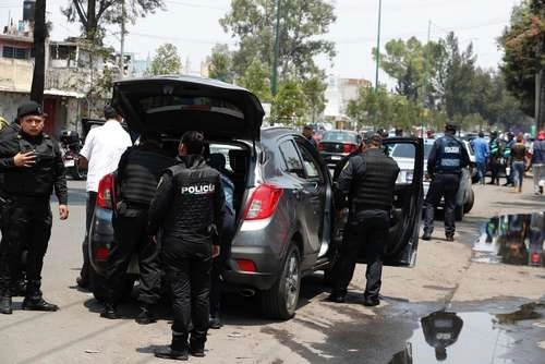 El año pasado fueron hurtados 184 mil vehículos, de los cuales 60 por ciento no estaba asegurado, informó la AMIS. En la imagen, operativo en Tláhuac para detectar autos robados. Foto Alfredo Domínguez