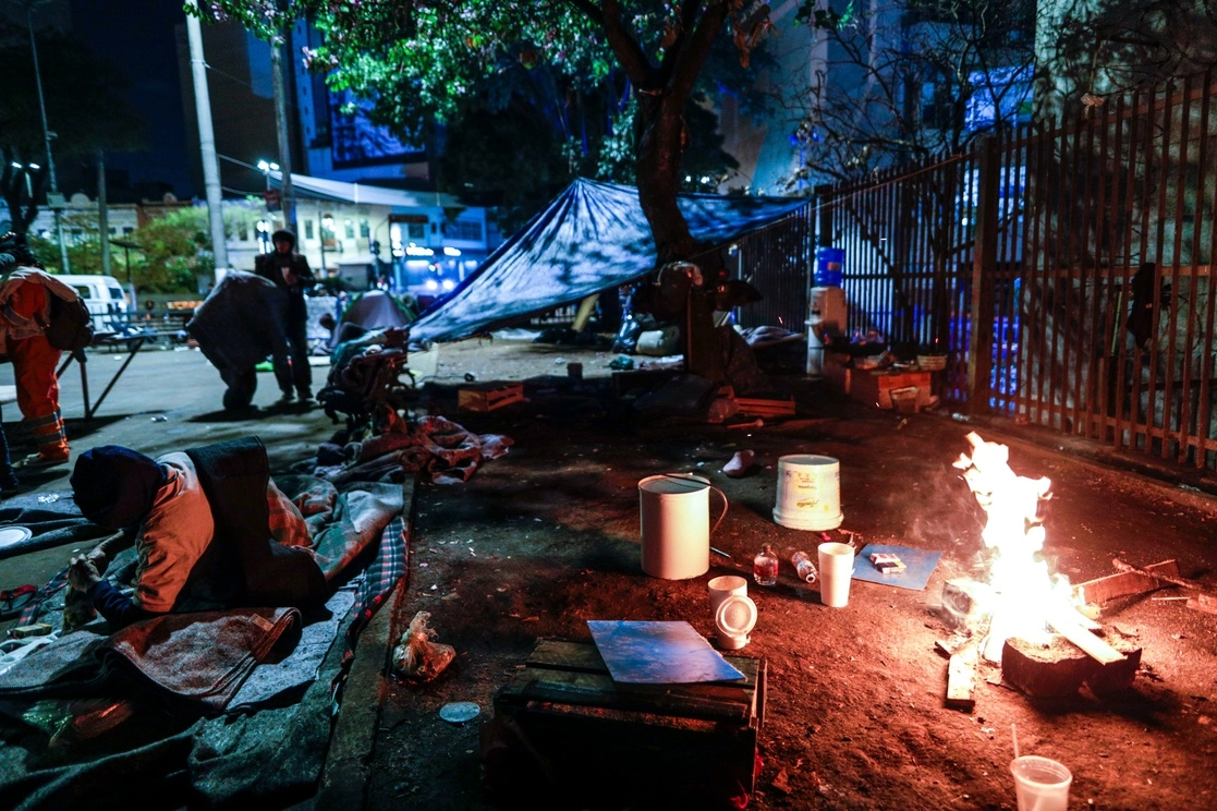 Personas durmiendo en una calle de Sao Paulo, Brasil. Foto Ap