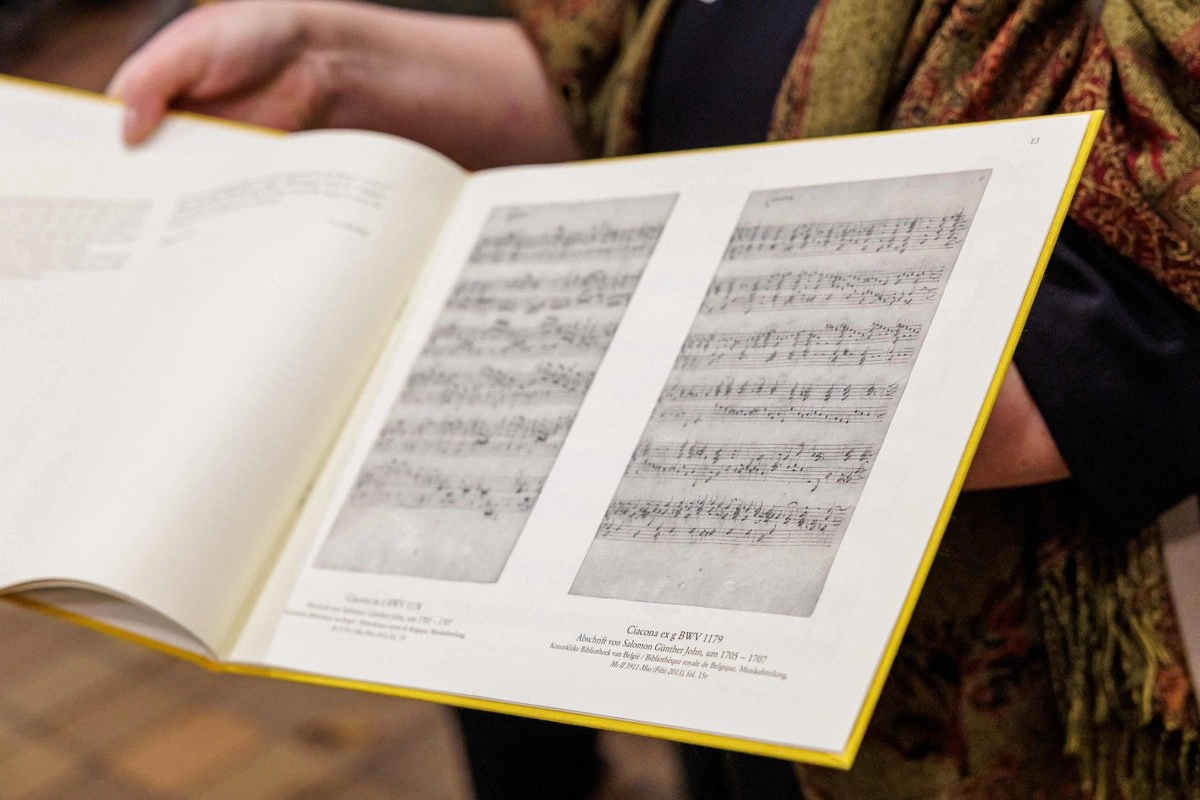 Esta fotografía, distribuida el 17 de noviembre de 2025 por el Archivo Bach de Leipzig, muestra a un empleado del archivo sosteniendo una copia de dos piezas para órgano, perdidas durante mucho tiempo, escritas por un joven Johann Sebastian Bach.