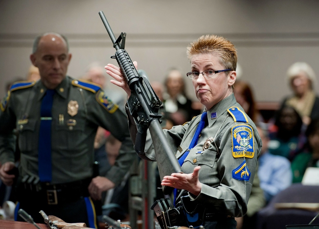 Policía de Estados Unidos sostiene un rifle Bushmaster AR-15 fabricado por Armington Arms; es el mismo modelo usado en la masacre de la primaria Sandy Hook en Newtown, Connecticut, en diciembre de 2012. Foto Ap