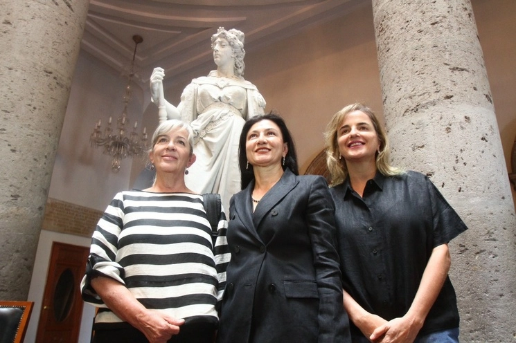 Mónica Lozano, Leticia Huijara e Inna Payán, de la Amacc, ayer durante la conferencia de prensa en el teatro Degollado. Foto Arturo Campos Cedillo