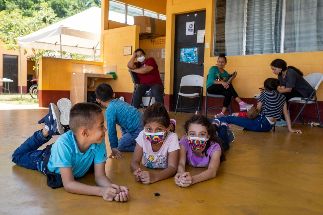 La reciente estrategia migratoria de Biden consiste en expulsar a los centroamericanos sin documentos en un viaje sin escalas a la frontera con Guatemala. En la imagen, familias retornadas en el albergue de esta nación. Foto Ap