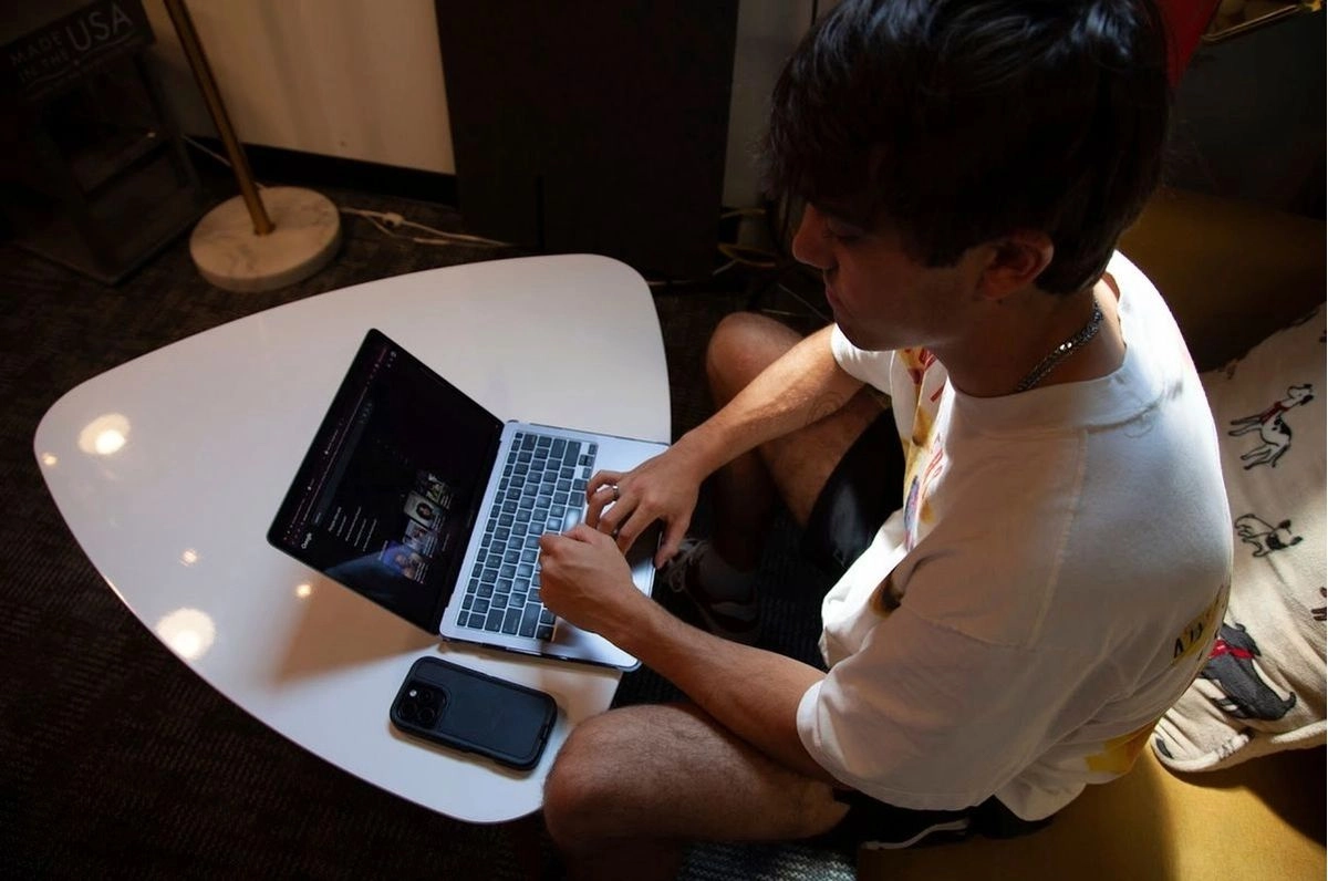 La IA permite desactivar la capacidad creativa y convertir a una mayoría de jóvenes en dependientes de los resultados; la eliminación de una conciencia crítica y la caída en una esclavitud mental. Foto