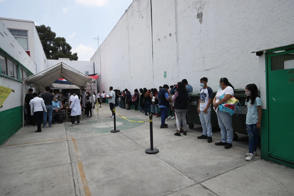 Ante el incremento de contagios, la gente ha acudido en mayor cantidad por una prueba. Foto Yazmín Ortega Cortés