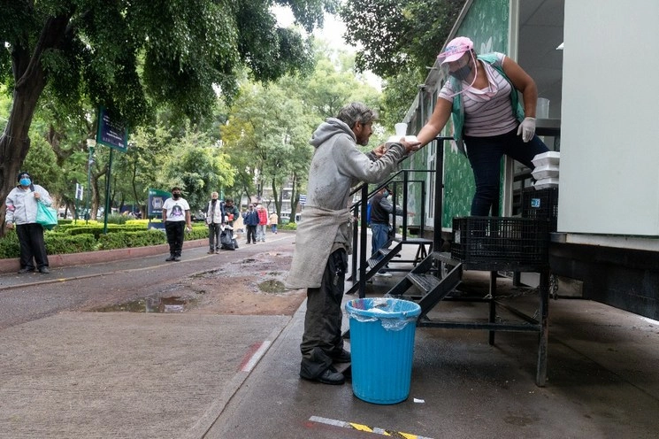 Las estimaciones actuales arrojan que cerca de 690 millones de personas padecen hambre, es decir, el 8.9 por ciento de la población mundial. En la imagen, un comedor móvil del gobierno de la Ciudad de México entrega comidas a personas en situación vulnerable en el Parque de Los Venados, alcaldia Benito Juárez. Foto Pablo Ramos / Archivo