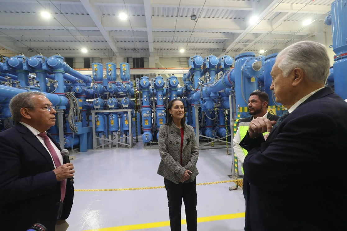 La jefa de Gobierno, Claudia Sheinbaum, encabezó ayer el inicio de las pruebas de la nueva Subestación Eléctrica de Alta Tensión del Metro Energía. La acompañó Manuel Bartlett, director de la CFE. Foto Luis Castillo 