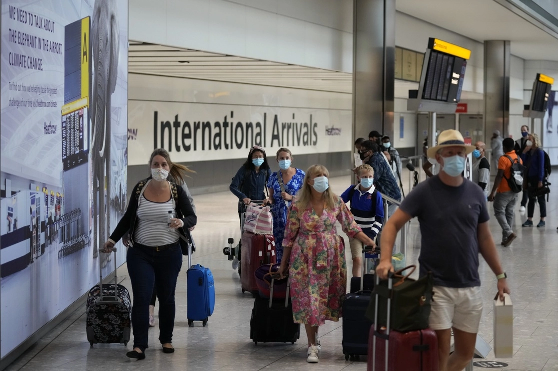 Viajeros internacionales llegan a Londres, Inglaterra. Foto Ap / Archivo