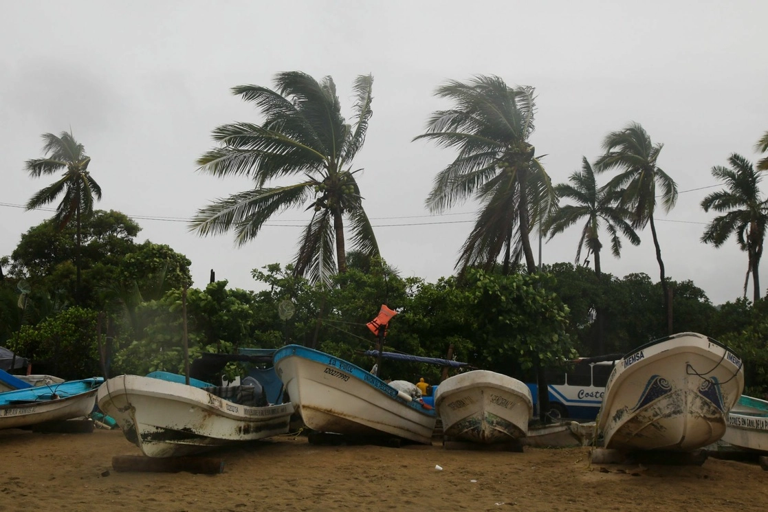 Autoridades de protección civil alertaron sobre la intensificación del huracán 'Rick' a su trayectoria por las cosas de Guerrero. Foto Cuartoscuro