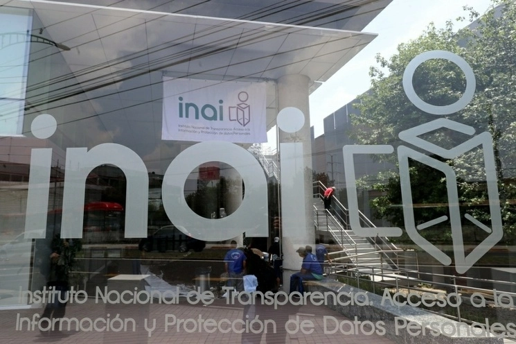 Puerta de acceso a las instalaciones del Inai, en la Ciudad de México. Foto Roberto García Ortiz / Archivo