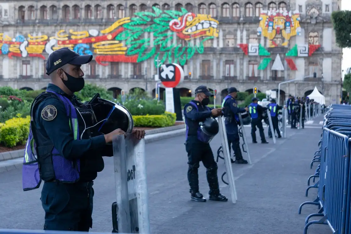 Desde ayer se restringió el paso a transeúntes en el Zócalo previo al comienzo de festividades en el marco de las fiestas patrias. Foto Pablo Ramos