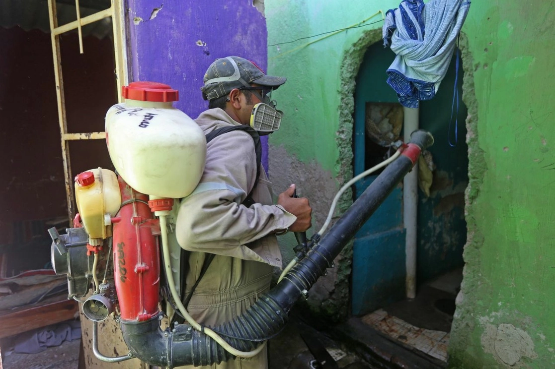 Brigadas de la Secretaría de Salud Jalisco realizan labores de fumigación contra el mosquito del dengue en el municipio de Zapopan. Foto Cuartoscuro / Archivo