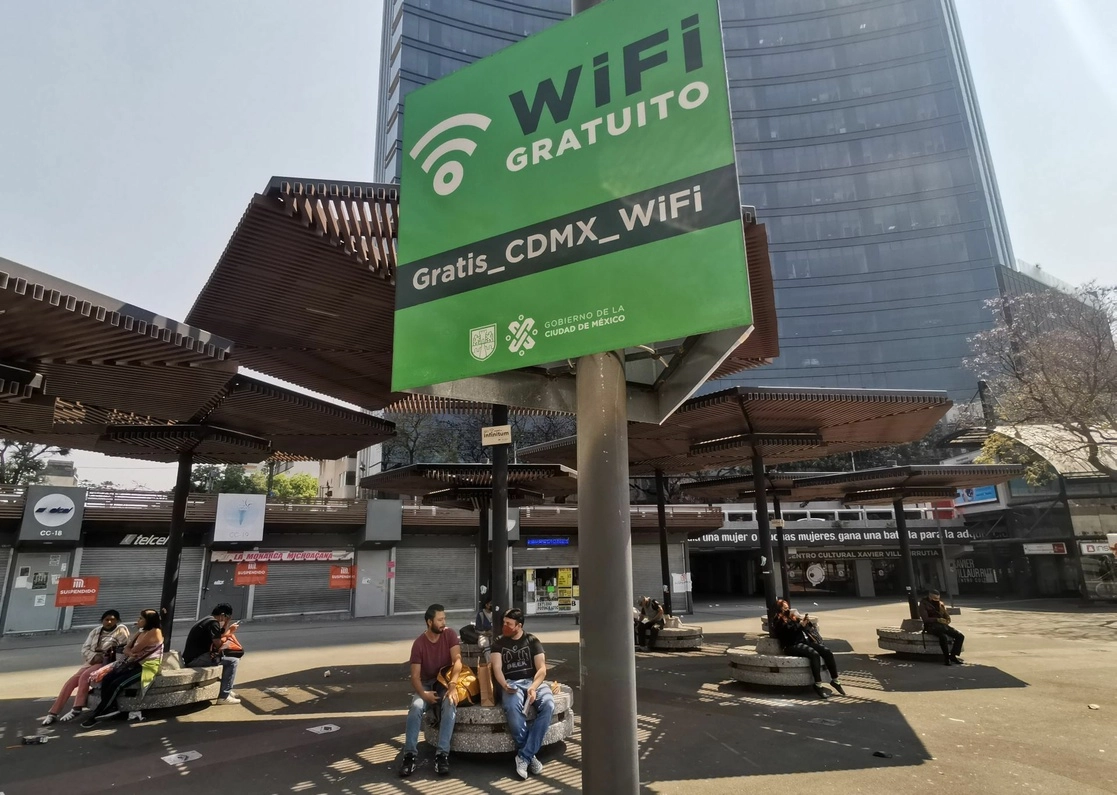 Personas navegan en un punto Wi Fi de internet gratuito en la Glorieta de los Insurgentes. Foto Cuartoscuro
