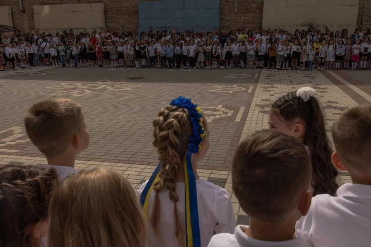 Menores ucranios durante la ceremonia del nuevo ciclo escolar en una escuela de Irpin, a las afueras de Kiev, el 1 de septiembre de 2023. Foto Afp