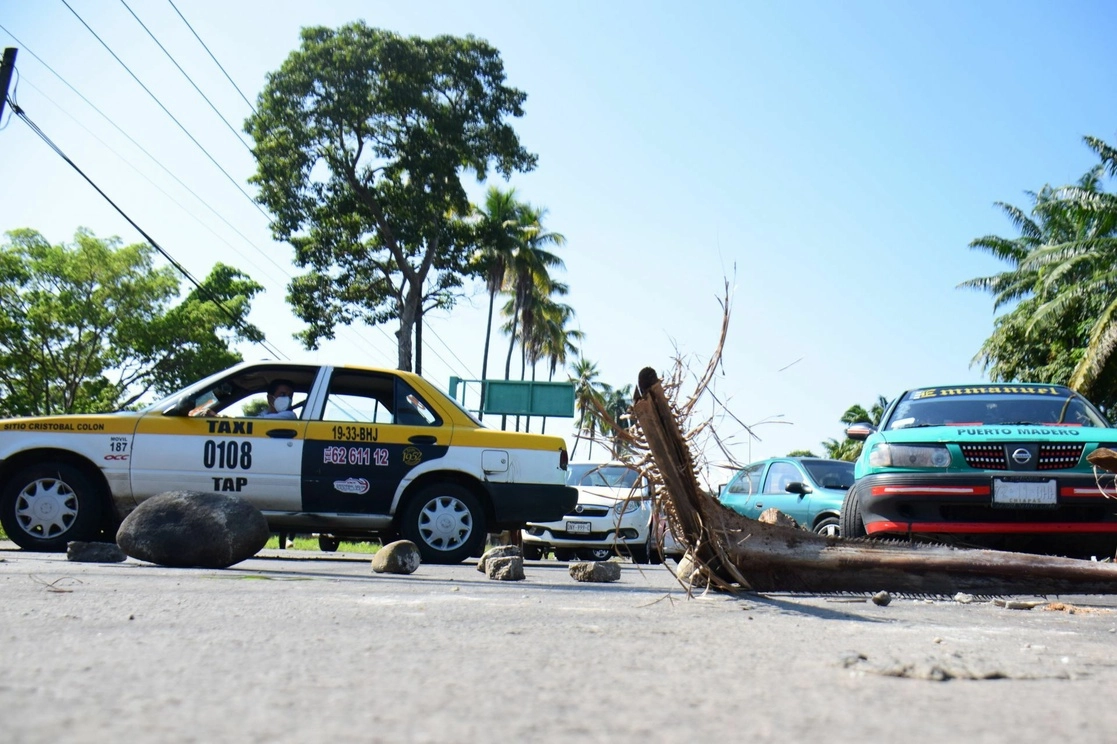 Migrantes, principalmente haitianos, bloquearon la carretera Tapachula-Puerto Madero luego de que el INM no les otorga un a visa humanitaria que les permitiría transitar por el país de forma regular. Foto Cuartoscuro