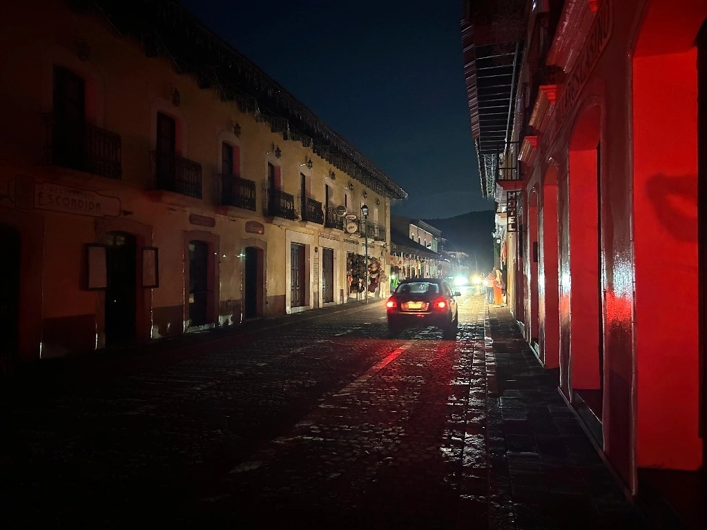 La sobredemanda de energía eléctrica generó algunos apagones en ciudades de Hidalgo y otras entidades. Foto La Jornada Hidalgo