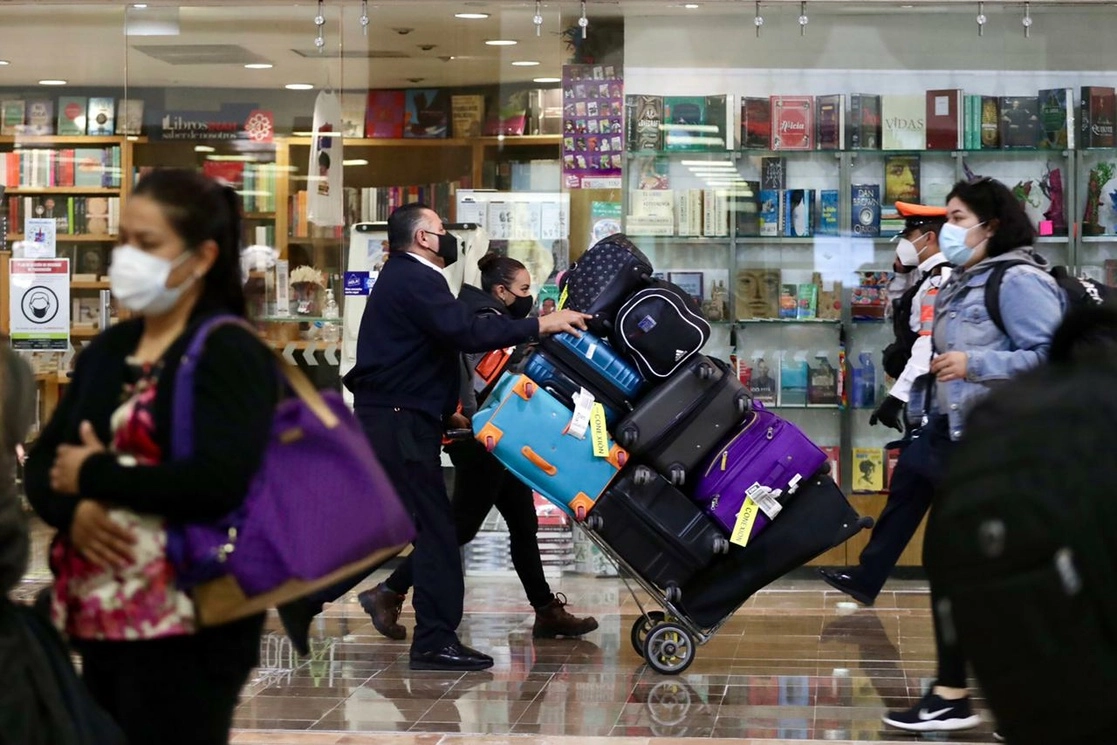 Vacacionistas en el Aeropuerto Internacional de la Ciudad de México, el 8 de abril de 2021. Foto Roberto García Ortiz