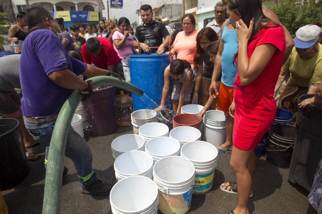 Habitantes de colonias del municipio de Escobedo, Nuevo León, se han visto afectados por los cortes al servicio de agua. Se implementó un operativo con pipas para abastecer con 30 mil litros a las familias que lo requieren. Foto Cuartoscuro / Archivo