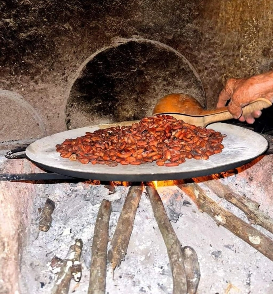 Elaboración del tradicional chocolate con granos de cacao. Foto cortesía