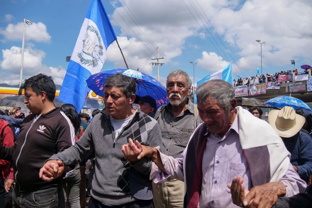 Protestan en Guatemala contra la fiscal Consuelo Porras, a quien acusan de maniobrar contra los resultados electorales que dieron la victoria a Bernardo Arévalo, de Movimiento Semilla. Foto Afp
