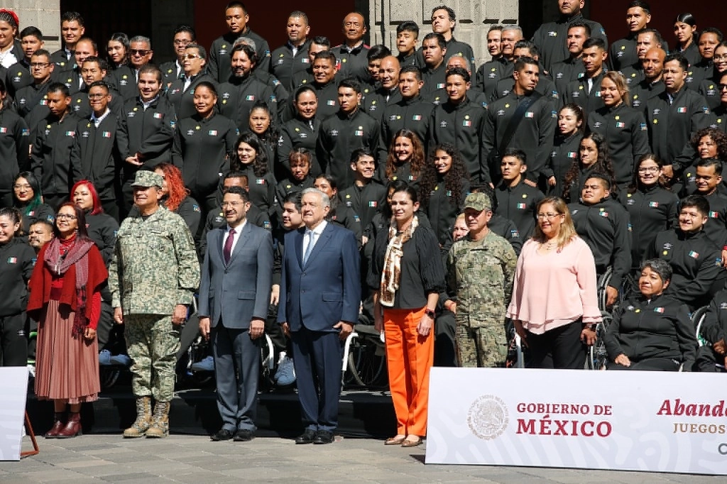 El presidente Andrés Manuel López Obrador, flanqueado por Martí Batres, jefe de Gobierno capitalino, y Ana Guevara, titular de la Conade, encabezó la ceremonia realizada ayer en Palacio Nacional. Foto María Luisa Severiano 