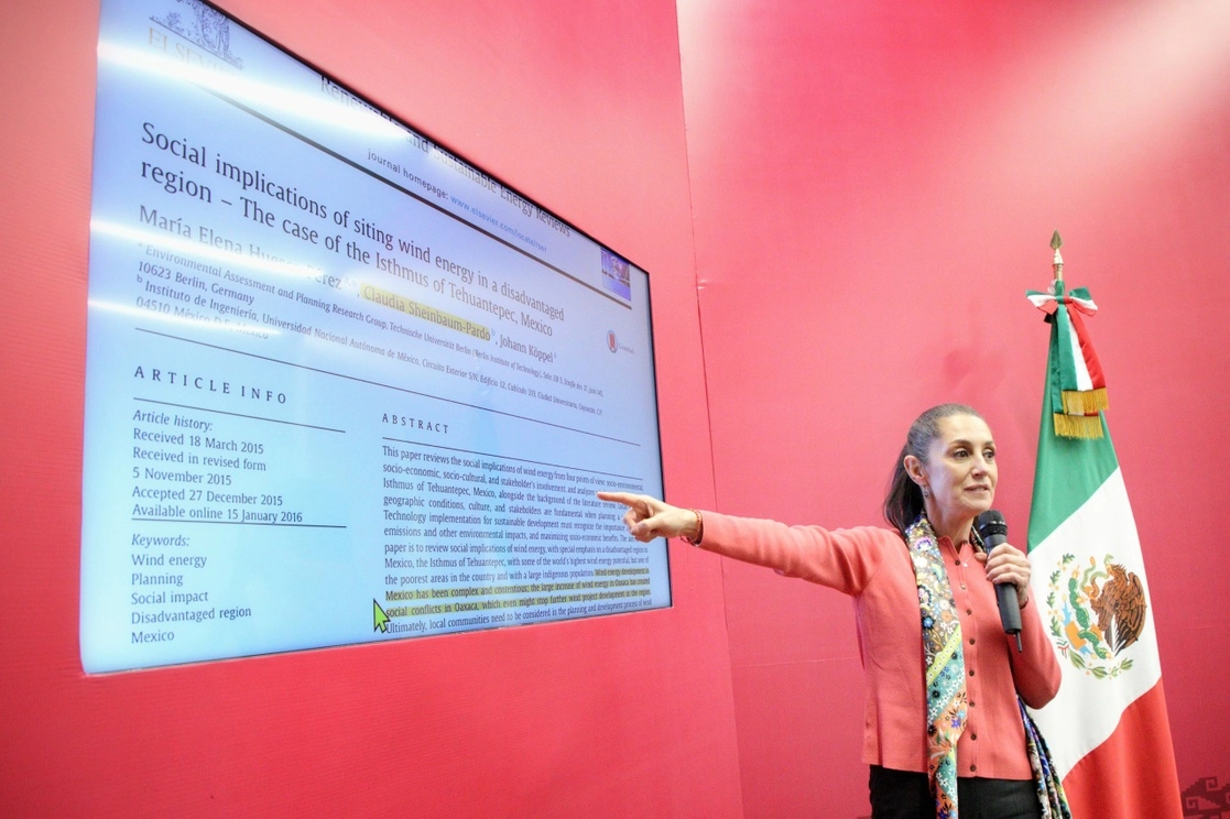 En conferencia de prensa, la jefa de Gobierno, Claudia Sheinbaum, criticó que el conservadurismo pretenda bloquear la iniciativa que envió al Congreso capitalino con argumentos que discriminan a los niños y no con el reconocimiento del derecho a la educación. Foto 'La Jornada'