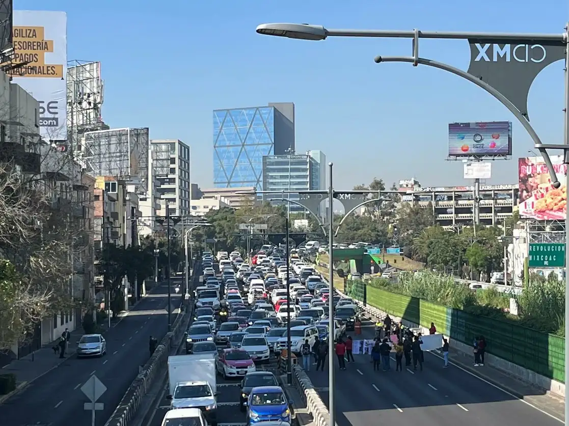 Trabajadores del Poder Judicial de CDMX bloquean los carriles centrales de Viaducto, al cruce con Río Becerra, para protestar por el atraso de pagos y prestaciones, en la Ciudad de México, el 8 de diciembre de 2022. Foto Alfredo Domínguez

