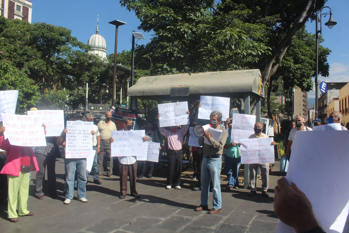 Militantes del Partido Comunista e integrantes de la asociación “Gustavo Salgado Delgado” también rechazaron el incremento a la tarifa de pasaje, el 26 de 2021. Foto Rubicela Morelos