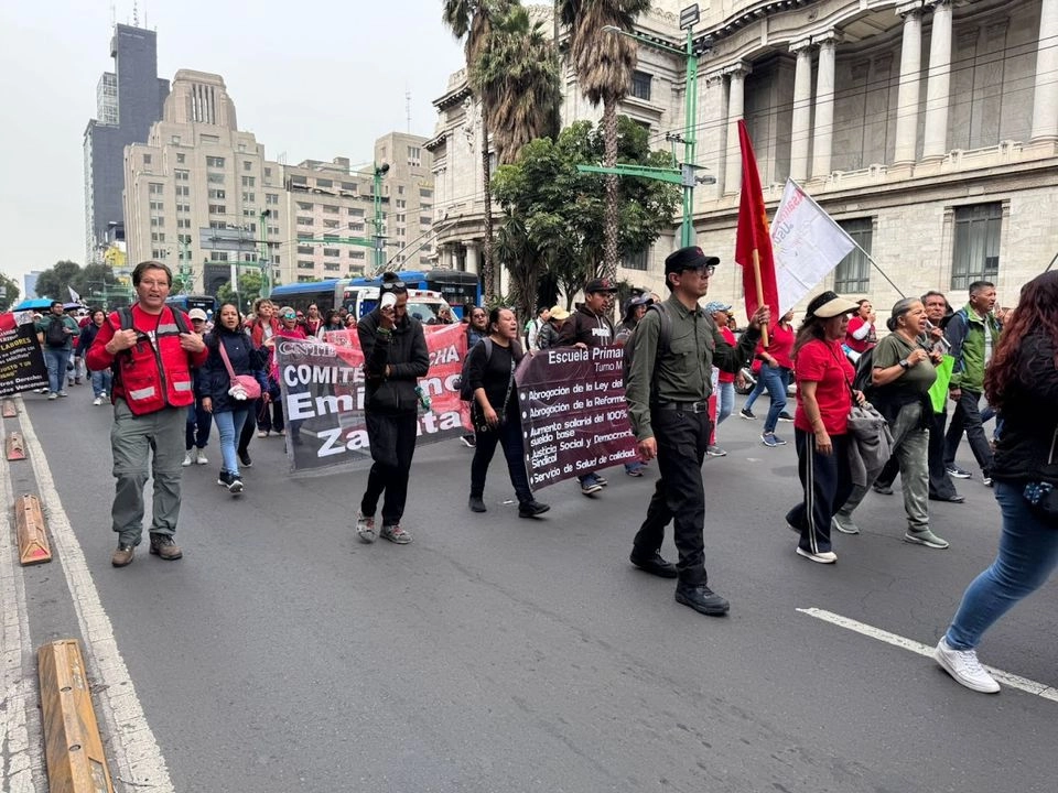 Maestros de la CNTE marcharon del Hemiciclo a Juárez hacia la sede de la SEP, en el Centro Histórico, en demanda de la abrogación de la ley del Issste, en la Ciudad de México, el 10 de julio de 2025. 