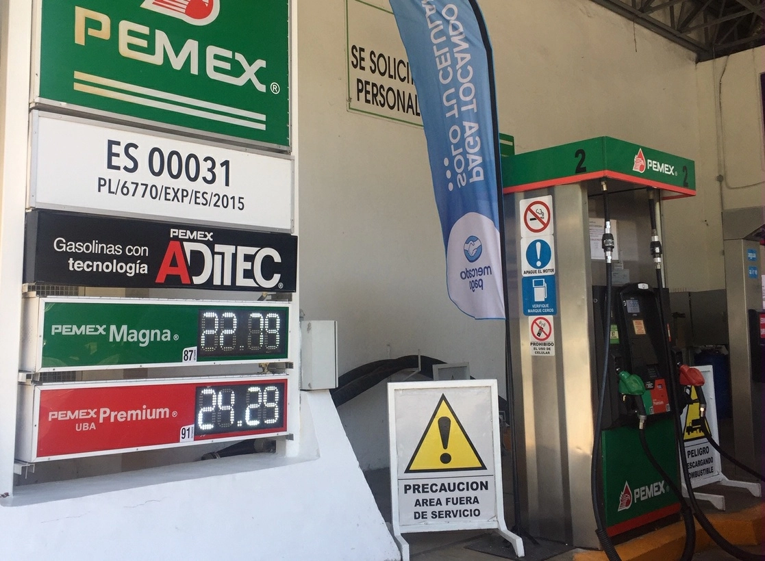 Por tercera semana consecutiva la Secretaría de Hacienda absorberá por completo el Impuesto Especial sobre Producción y Servicios que se aplica a los combustibles. Foto Guillermo Sologuren / Archivo