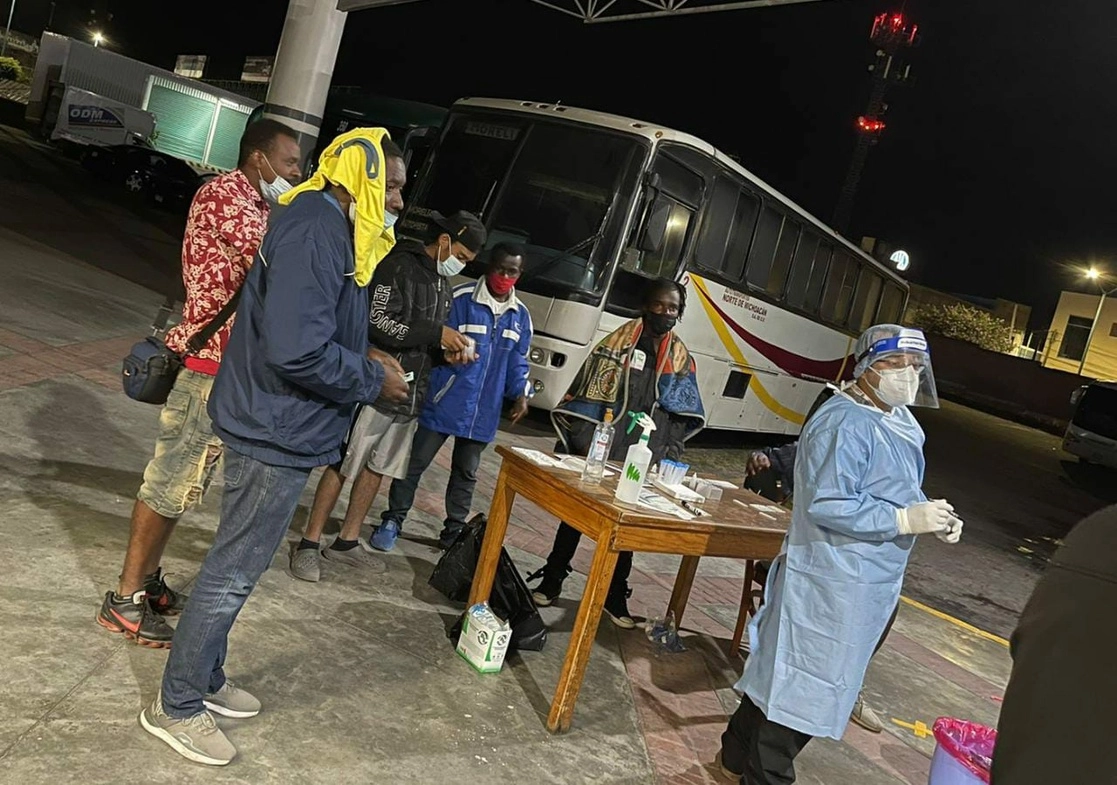 Personal médico realiza pruebas de detección de Covid-19 a migrantes, en la Central de Autobuses de Morelia. Foto Cortesía Gobierno de Michoacán 