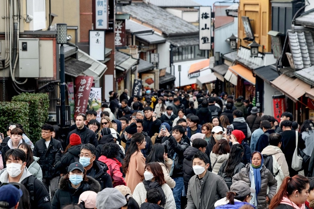 Los turistas caminan entre tiendas y restaurantes en la colina que conduce al templo Kiyomizu-dera en la ciudad de Kioto el 13 de enero de 2025. Foto Afp