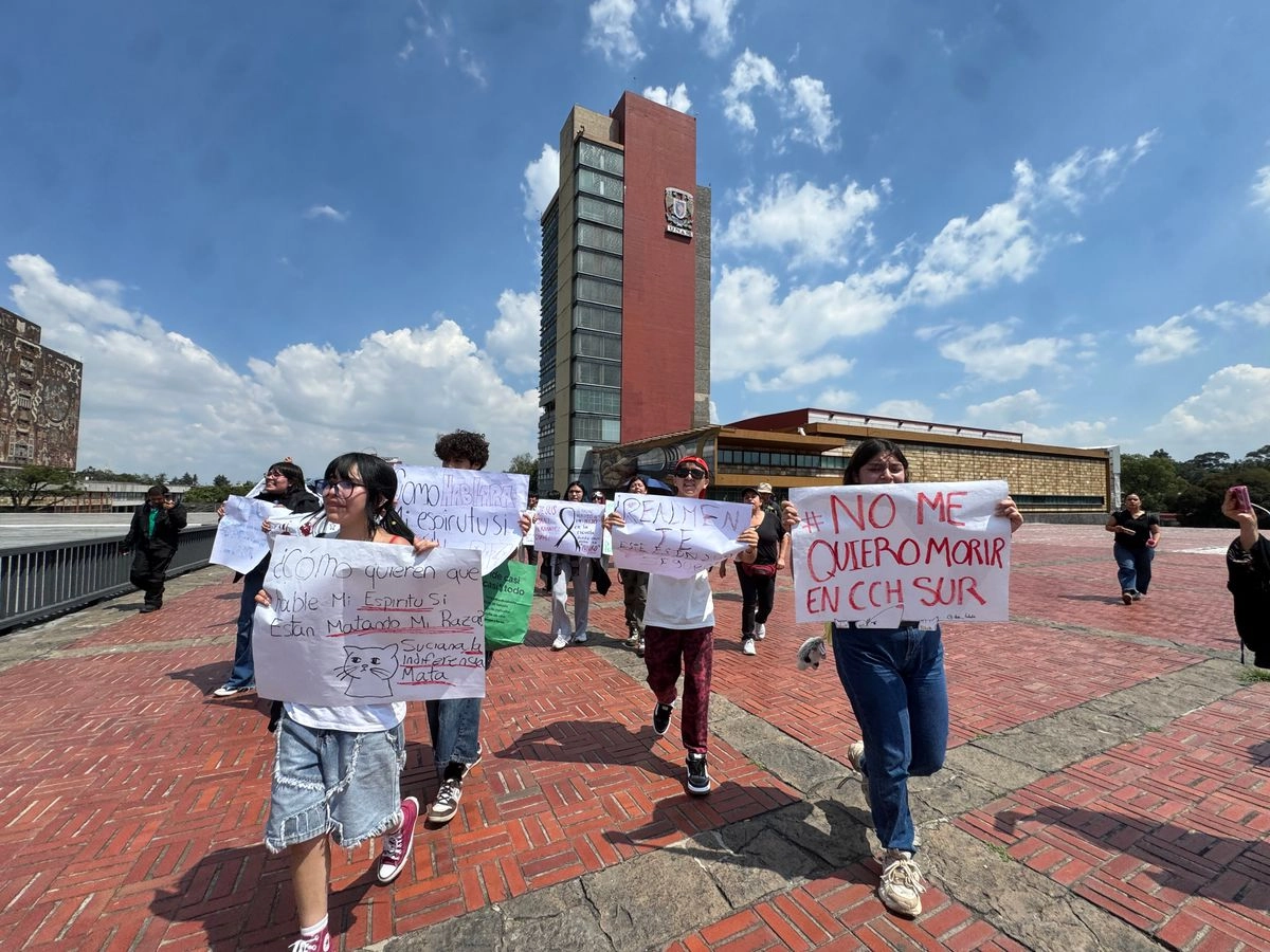 El asesinato de un alumno ocasionó la tristeza, el dolor, la rabia y el pánico de sus participantes, especialmente de sus jóvenes estudiantes del CCH Sur de la UNAM. Foto 