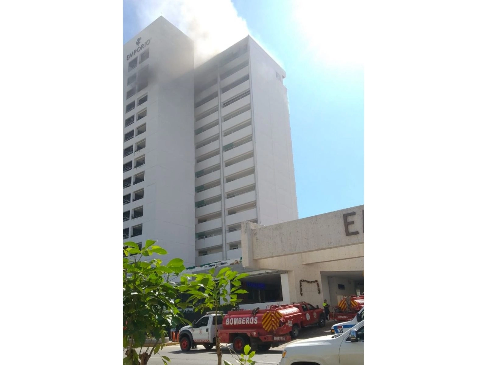 El incendio se registró en el piso 10 del Hotel Emporio de Acapulco, Guerrero, el 3 de enero de 2024. Foto tomada de X @AbelinaLopezR