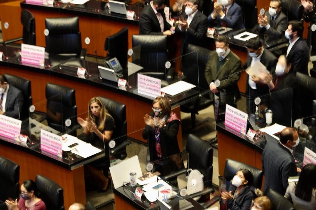 Senadoras celebran la aprobación de la Ley Olimpia Nacional. Foto Yazmín Ortega Cortés