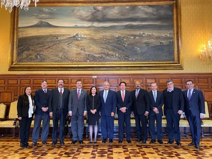 De a izquierda a derecha: Verónica Juárez Piña, del PRD; Juan Carlos Romero, PAN; Reginaldo Sandoval, del PT; Tonatiuh Bravo, de MC; Laura Rojas, presidenta de la Cámara; el presidente López Obrador, Mario Delgado, Morena; René Juárez, PRI; Arturo Escobar, del Verde; Julio Scherer, consejero jurídico de  Presidencia y    Jorge Arturo Argüelles, del PES. Foto Twitter @lopezobrador_