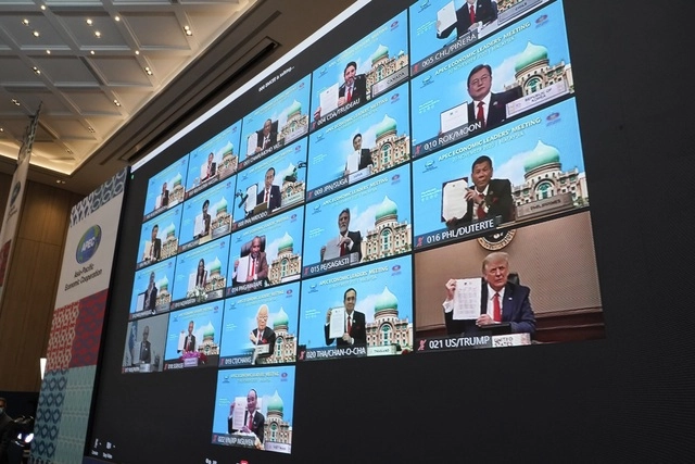 El presidente de Estados Unidos, Donald Trump (abajo, a la derecha), junto con otros líderes que asisten a la primera cumbre virtual de la APEC, organizada por Malasia. Foto Ap