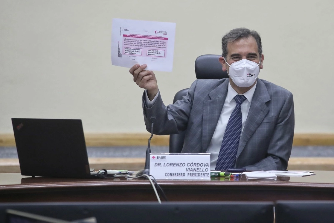 El presidente consejero del INE, Lorenzo Córdova, durante la conferencia de prensa sobre la jornada electoral por la consulta de revocación de mandato del próximo domingo, en instalaciones del organismo, en la Ciudad de México, el 7 de abril de 2022. Foto Marco Peláez