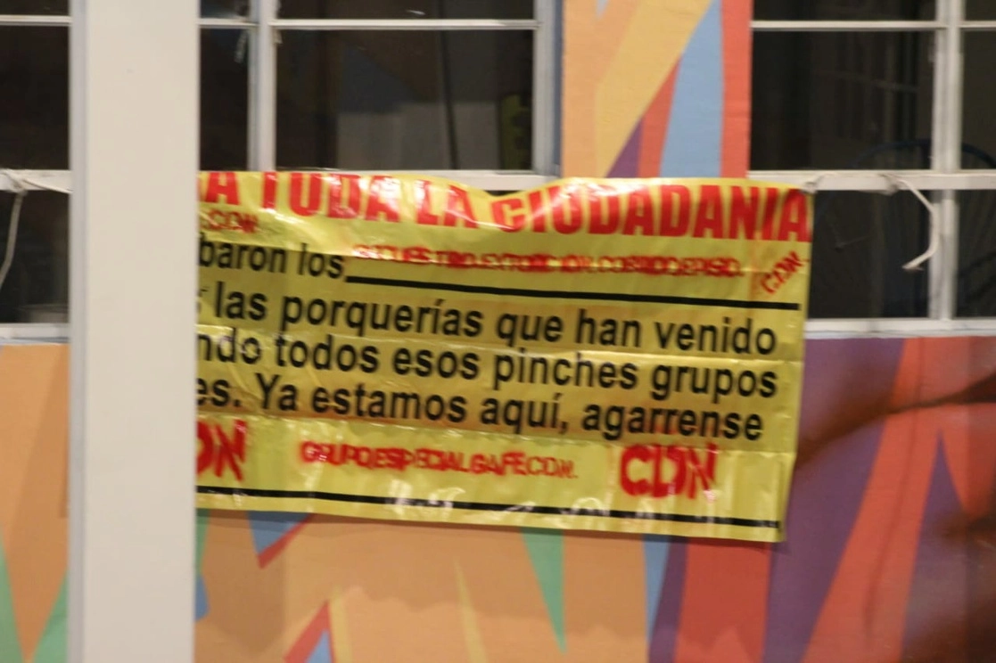 Pese a operativos estatales especiales en Puente de Ixtla, presuntos delincuentes cuelgan narcomantas hasta en el kiosko del municipio. Fotos La Jornada