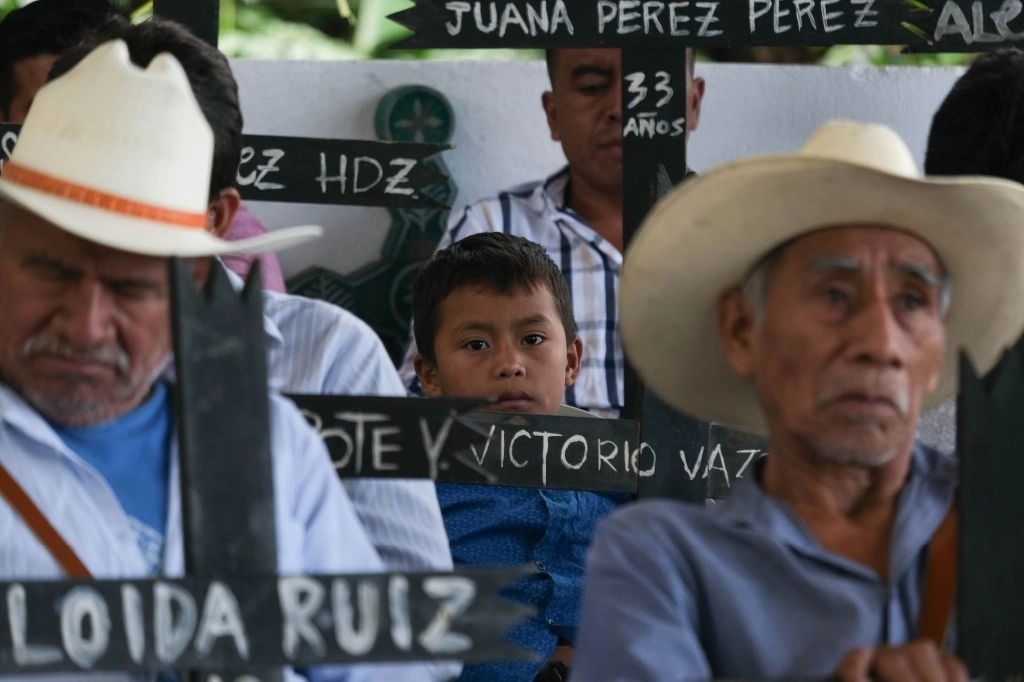 En la imagen, integrantes de la Organización Civil Las Abejas de Acteal ofrecieron una conferencia de prensa el 12 de agosto de 2024, para exigir justicia por la masacre de Acteal, ocurrida hace 15 años en Chiapas. Foto Cuartoscuro / Archivo  