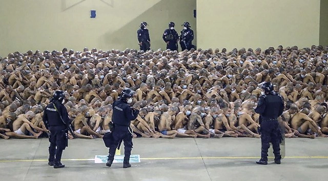Operativo de seguridad en la prisión de Izalco, en El Salvador, luego que el presidente Bukele ordenará estado de emergencia en las cárceles. Foto Afp