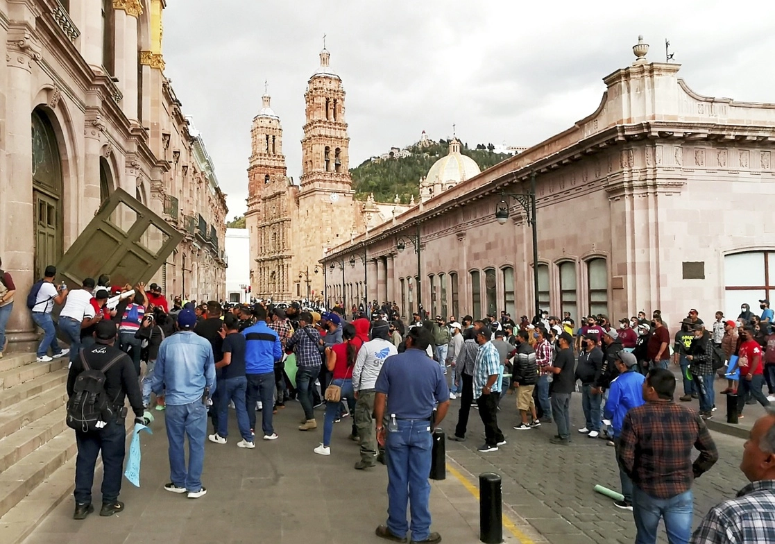 Alrededor de 200 integrantes del Sindicato Frente agredieron ayer a afiliados del Sindicato Nacional de Trabajadores Mineros, Metalúrgicos, Siderúrgicos y Similares, quienes resguardaban el acceso al teatro universitario Fernando Calderón, donde el senador Napoleón Gómez Urrutia presentaría su libro. En el ataque arrancaron una de las puertas principales del inmueble. Foto Alfredo Valadez