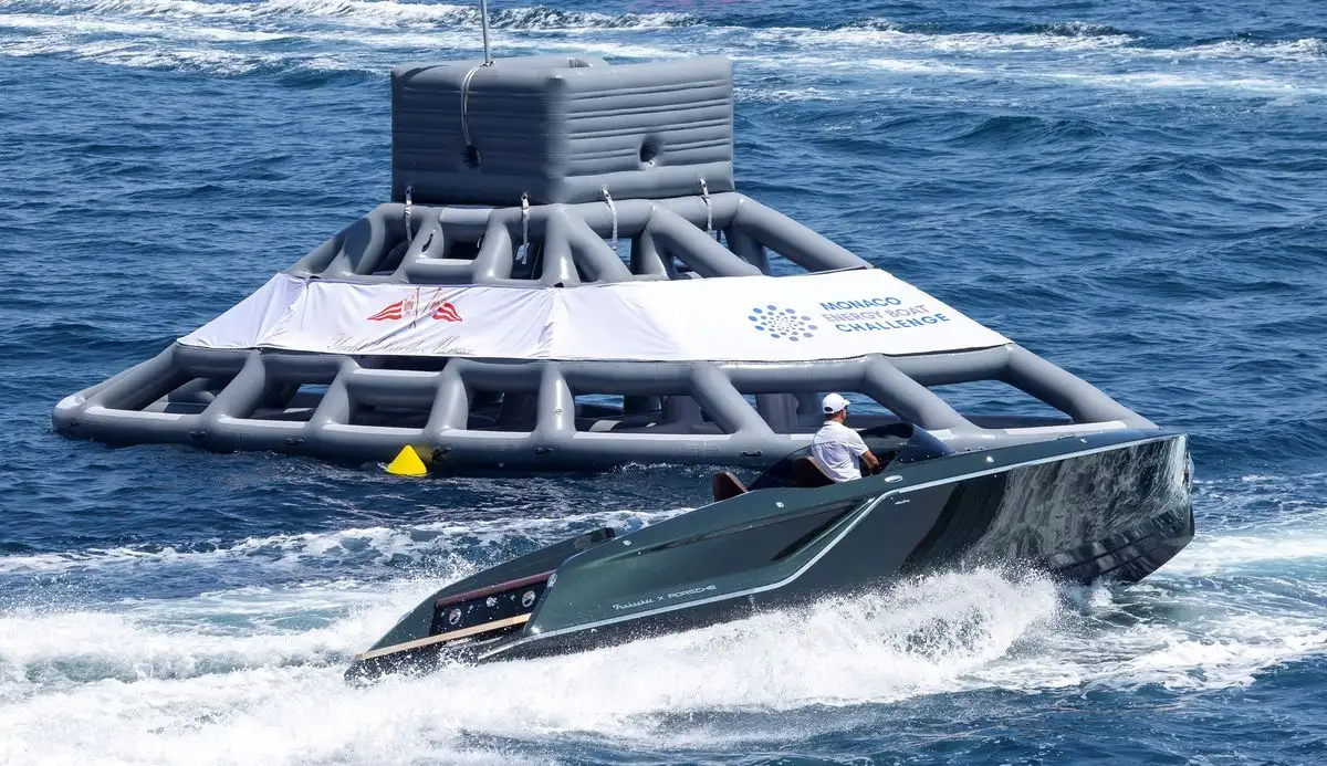 La lancha deportiva Frauscher x Porsche 850 Fantom dio una demostración de prestaciones gracias a su propulsión eléctrica, derivando en un récord de velocidad en el Monaco Energy Boat Challenge. Foto 