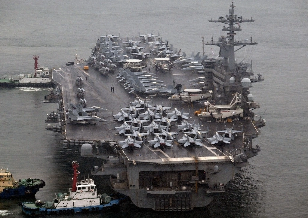 El portaviones estadunidense de propulsión nuclear Roosevelt arribó ayer al puerto sudcoreano de Busan para participar en maniobras militares junto con Japón. Foto Ap