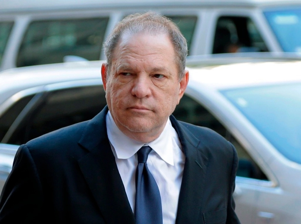 E productor de cine Harvey Weinstein está cumpliendo una pena de 23 años de prisión en Nueva York, Estados Unidos, tras ser condenado en febrero por violación y otros abusos sexuales. Foto Ap / Archivo